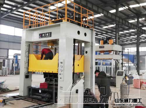 框架液壓機正在調(diào)試